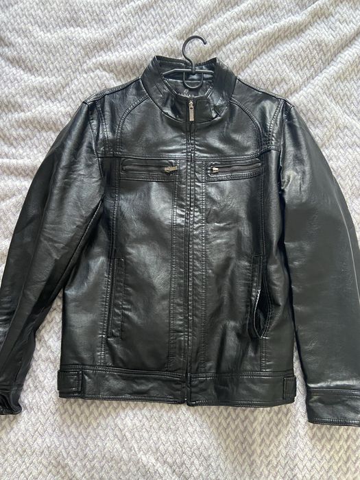Чорна чоловіча шкіряна куртка розмір 48