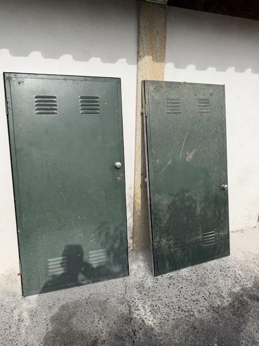 Portas metalicas com aro em bom estado