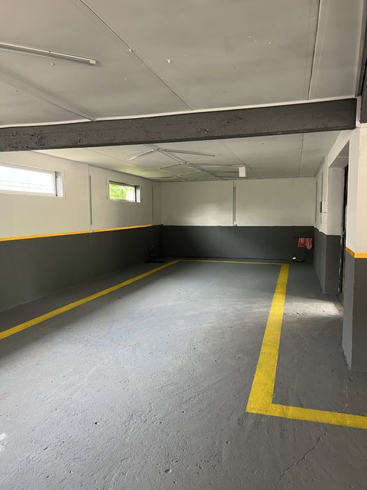 Здається гараж з навесами і великою територією