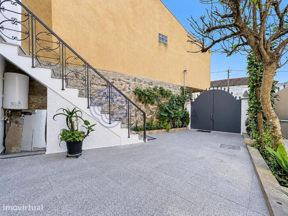 Moradia T2 completamente renovada, com terraço e jardim, a menos de 5
