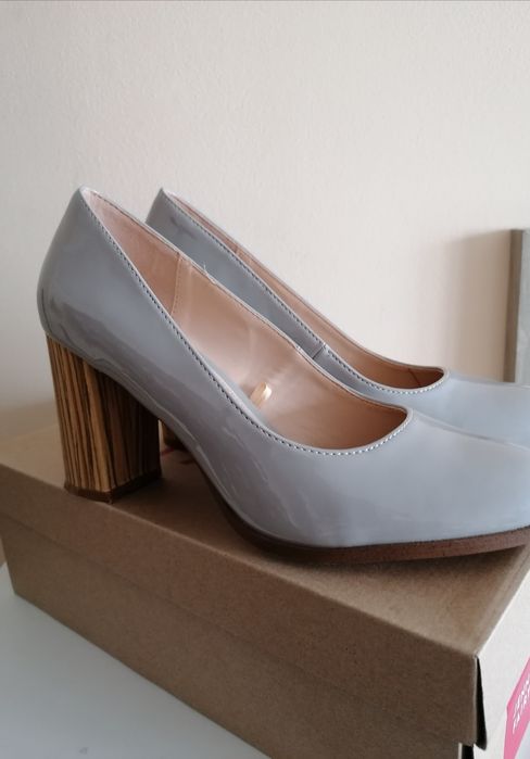 Buty na obcasie imitującym drewno 37,5 CCC