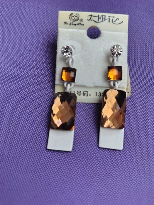 Nowe ciekawe kolczyki białe z brązowym, rudym i białym kryształkiem