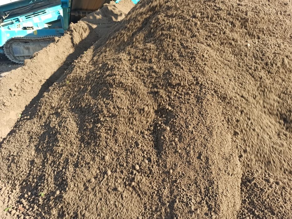 Piękna siana ziemia humus  grys piasek kliniec tluczeń
