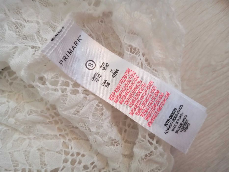 Piękna biała koronkowa bluzka z baskinką