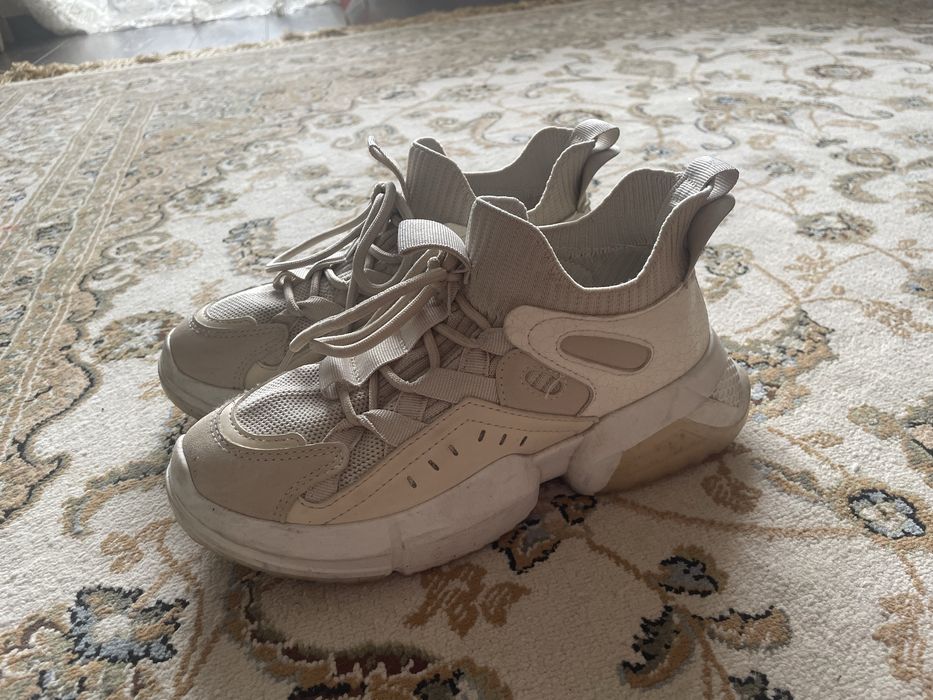 Кросівки жіночі стильні