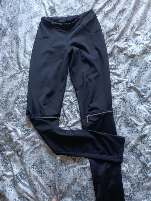 Стрейчевые обтягивающие штаны.