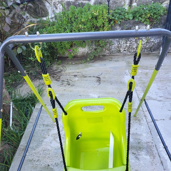 Baloiço criança  jardim