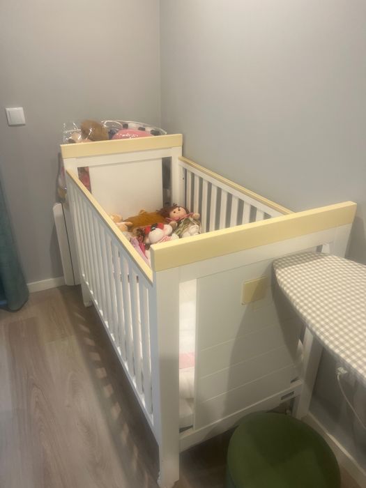 Cama de bébé em muito estado
