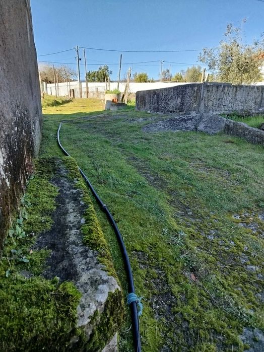 Casa e terreno bem localizado.