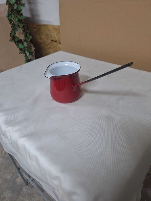 Małe metalowe naczynie.