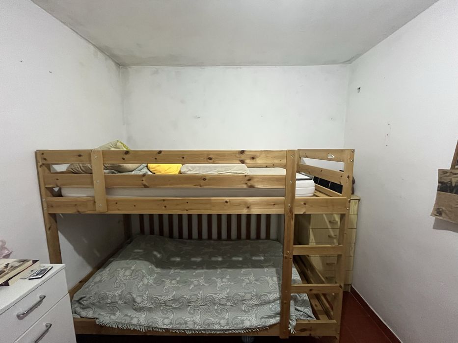 Beliche de madeira + 2 colchões – ideal para quarto de crianças/jovens