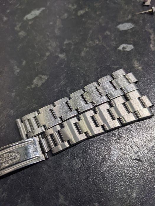 Polimento e limpeza de relógios e pulseiras de metal