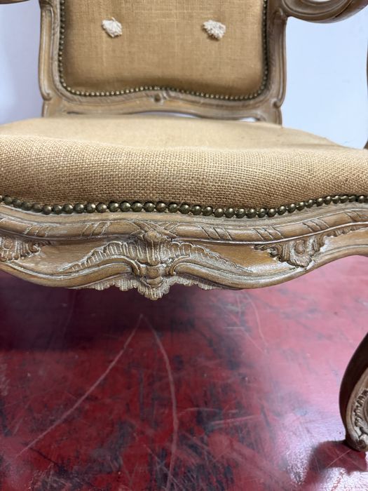 Cadeirão Bergère estilo Luís XV em madeira maciça