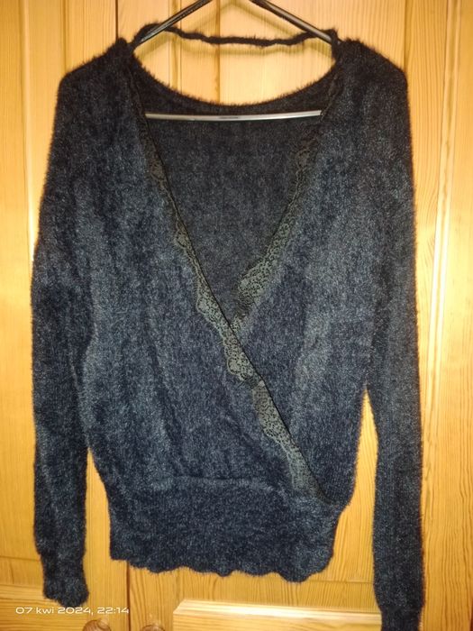 Sweter miś kudłaty dekolt V koronka
