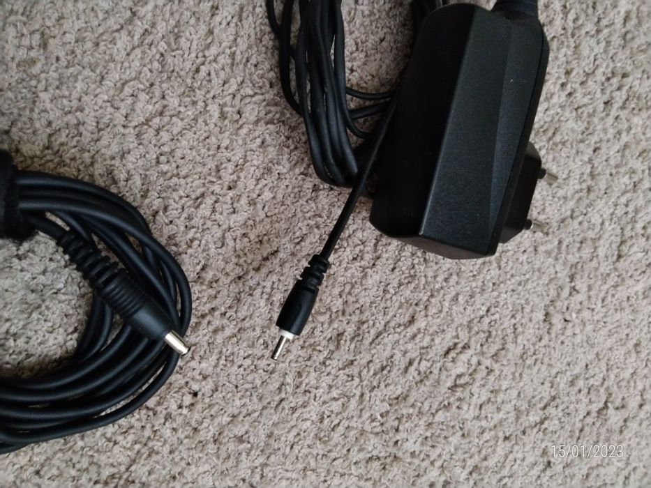 Carregadores telemóveis Nokia de 220v e de carro.
Alguns são novos.
Ta