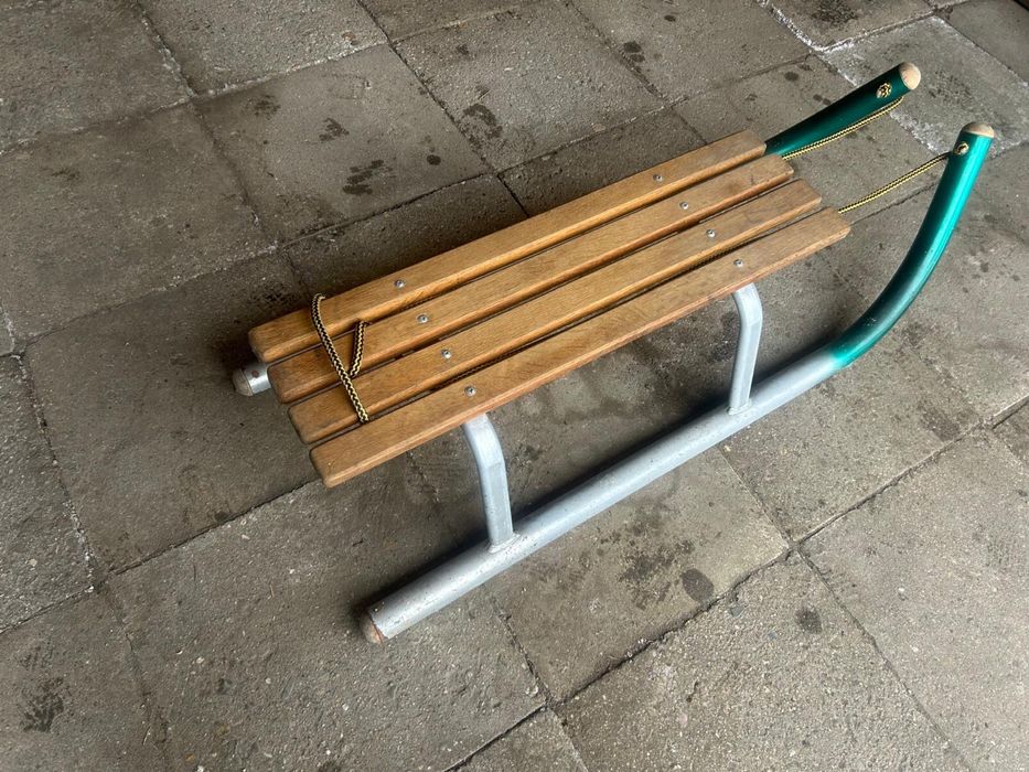 Duże metalowe sanki