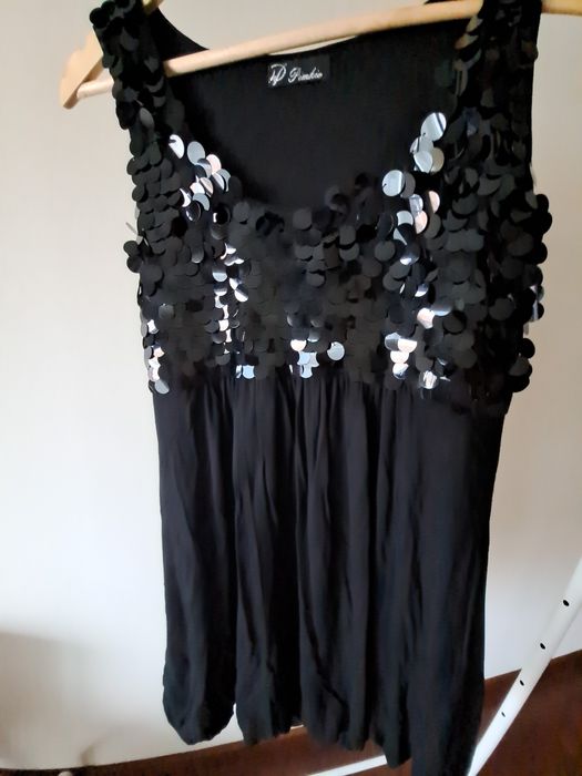 Vestido preto em malha fina e lantejoulas