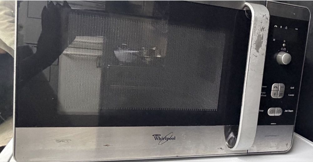 Maquina de lavar roupa e microondas