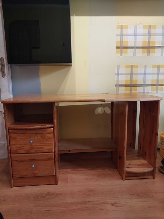 biurko z drewna sosnowego