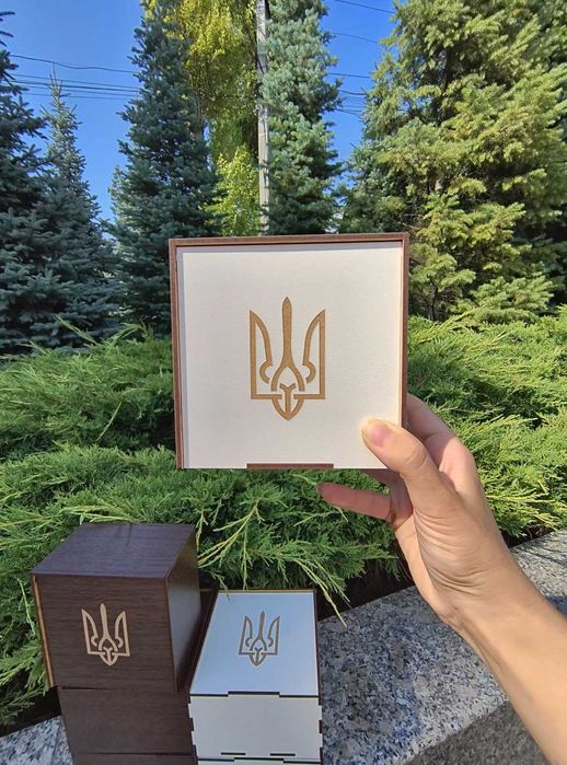 Подарункова коробка з тризубом біла