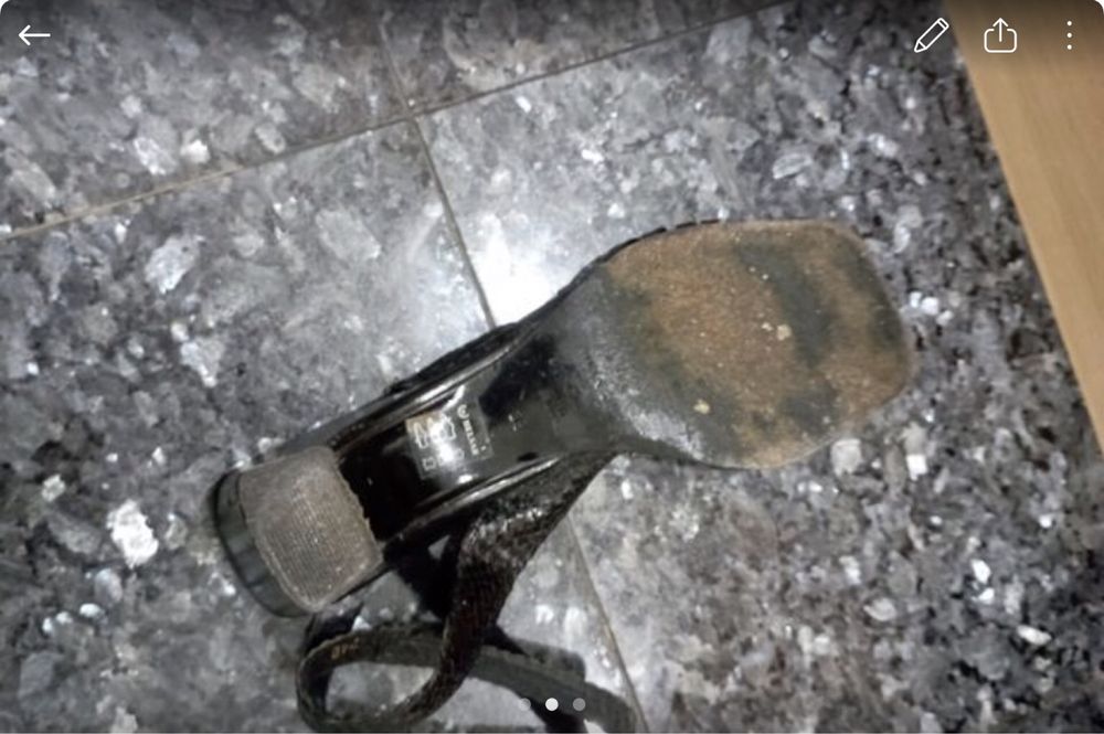 Sandalia Helsar salto baixo muito boa