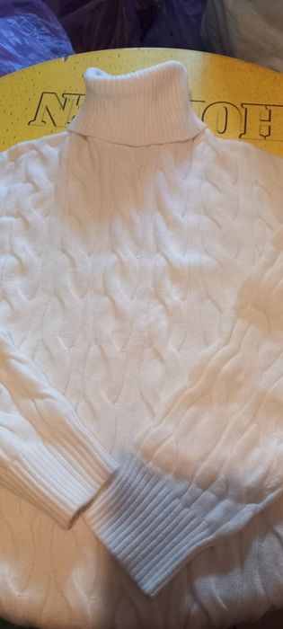 Biały-śmietankowy, golf,w warkocze.