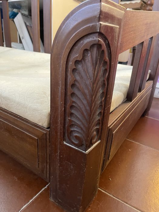 Sofá grande, um pequeno e uma mesa em madeira e mármore