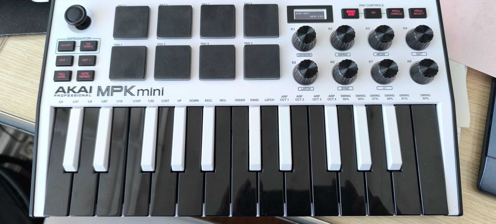 Teclado branco Akai MPK mini 3 - controlador MIDI (Musical Instrument Digital Interface) USB