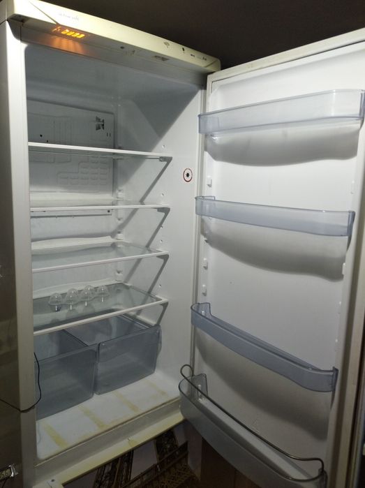 Холодильник двухкамерный SNAIGE продам