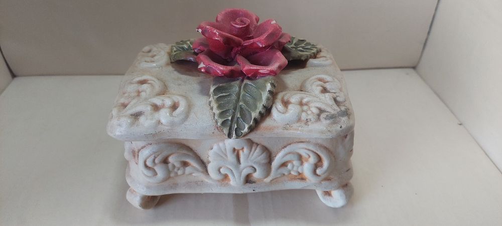 Caixa decorativa com rosa em relevo — 8 €