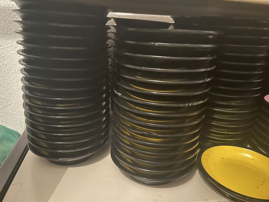 Vendo 130 pratos coloridos .