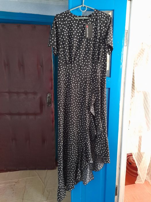 Платье в горошек с рюшей в пол