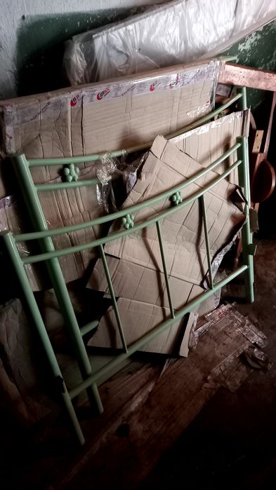 Кровать железная, крепкая с красивым изголовье