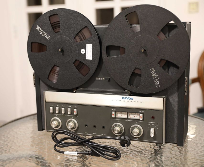 Gravador Revox A77 MK IV (2 Pistas), Modelo Valise, com amplificação propria, 4 Alti-Falantes de 10 Wats integrados
