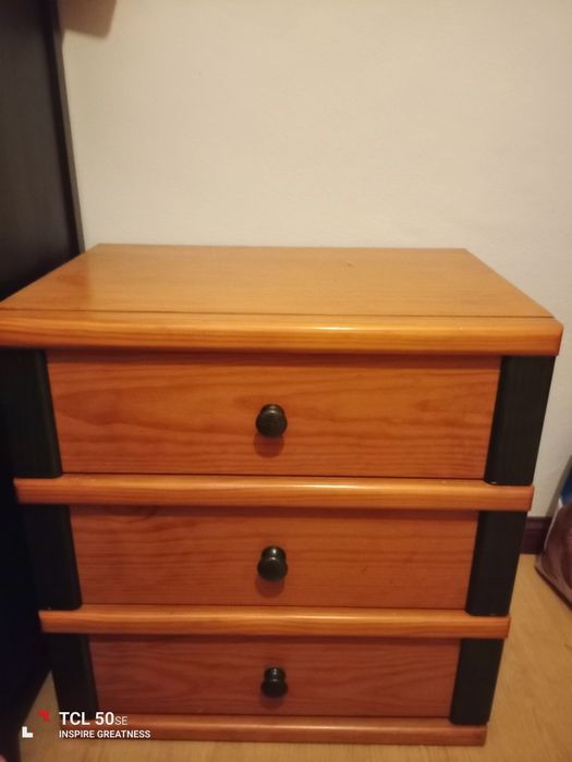 Mesinha de cabeceira em bom estado.