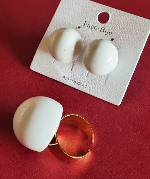 Conjunto dourado (brincos e anel), em aço, com bolas brancas em acrílico.