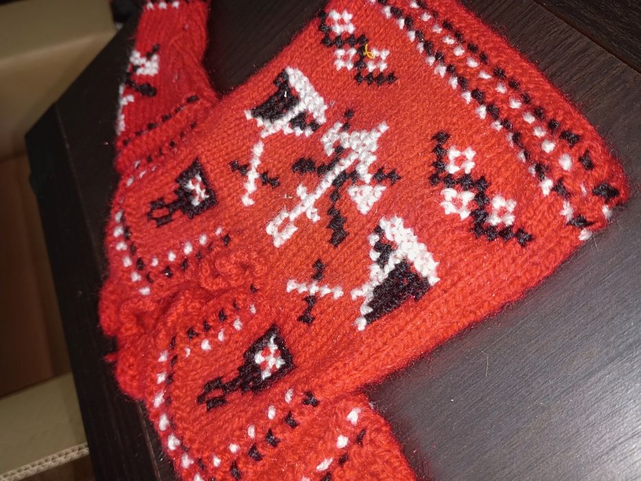 Camisola Poveira miniatura (versão em fundo vermelho), uma peça tradicional do artesanato têxtil português originária da Póvoa de Varzim.