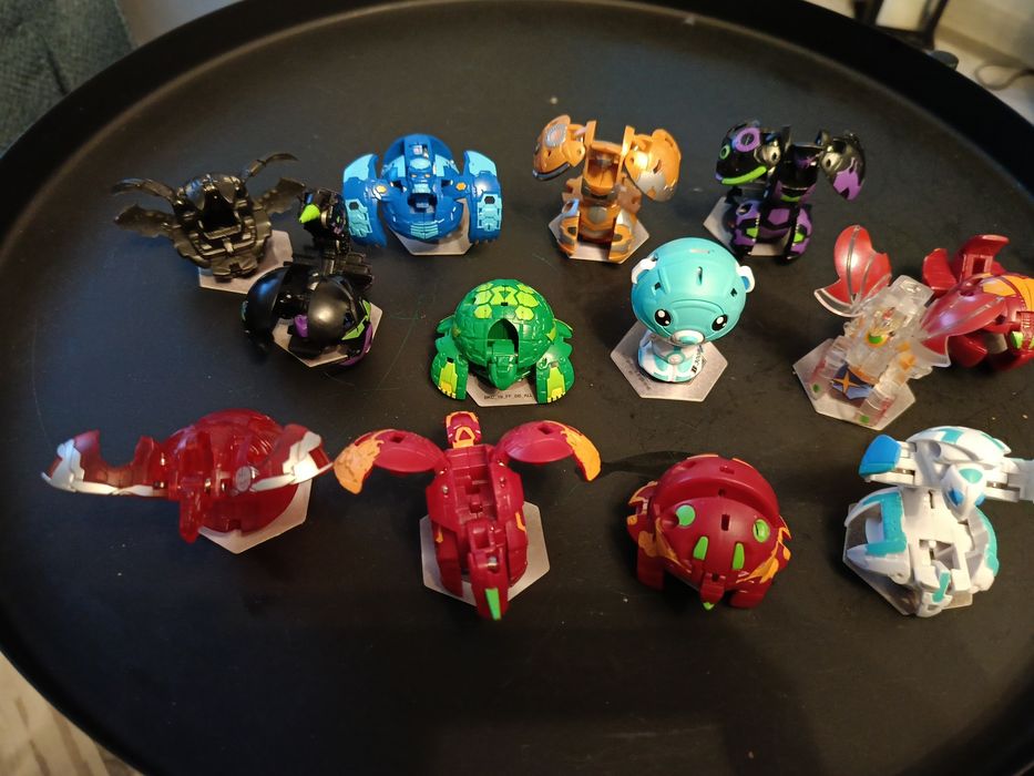 Figurki Bakugan  i zetony