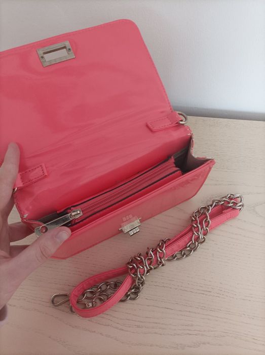 Рожева сумка кросбоді, з квітковим орнаментом