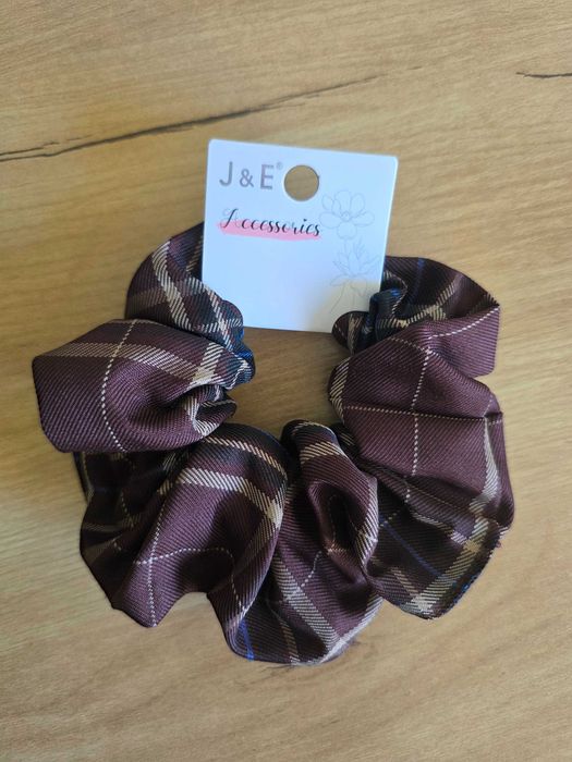 Gumka do włosów scrunchie w kratę brązowa duża