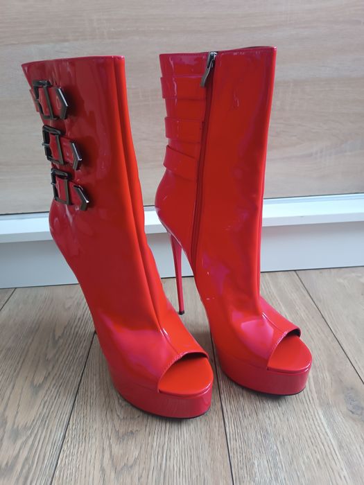 Czerwone botki na obcasie