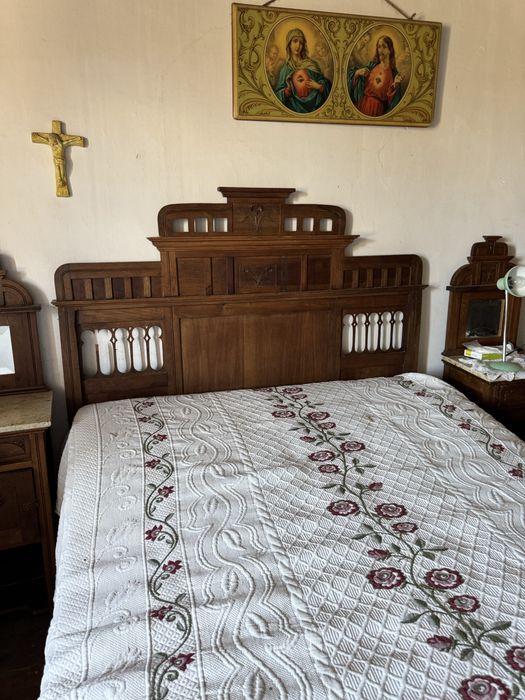 Cama e mesinhas de cabeceira antigas