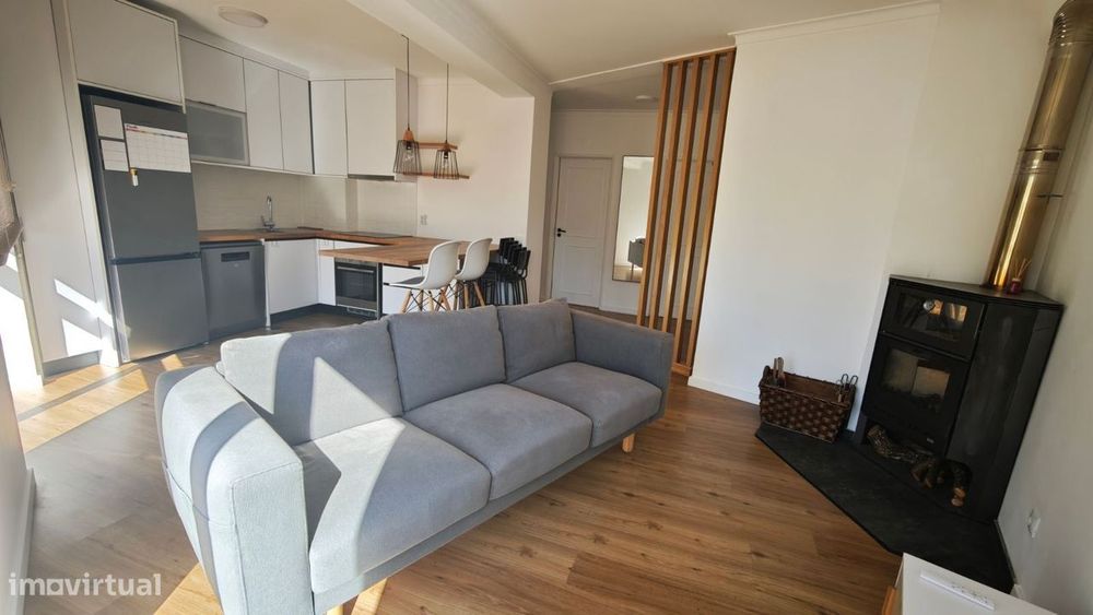 Apartamento T2 remodelado, com varanda e sótão. Centro da cidade.
