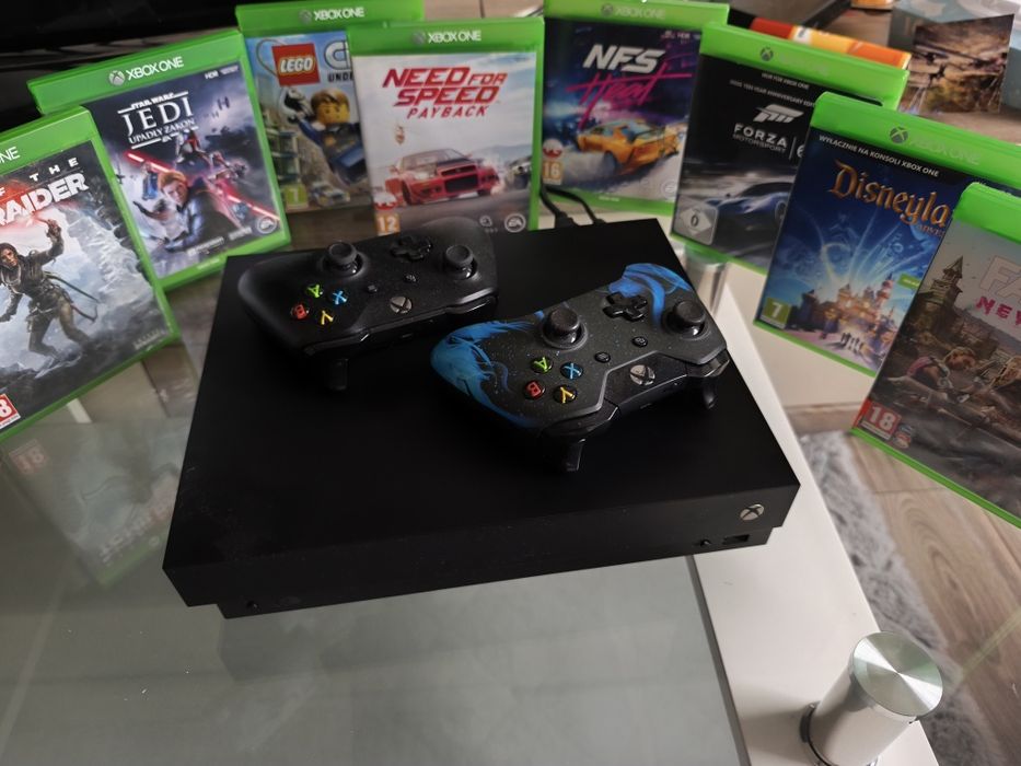 Xbox one X z grami i dwoma padami