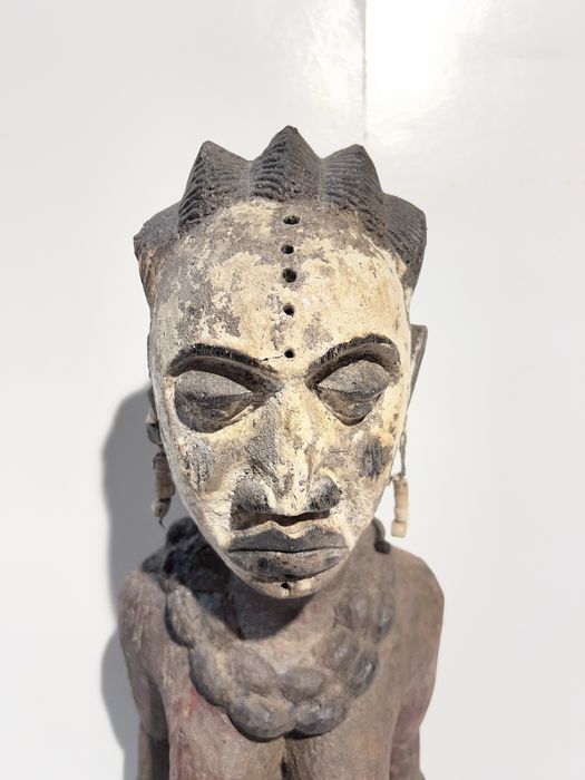Estátua Tribal Africana em Madeira Esculpida à Mão (~54cm)