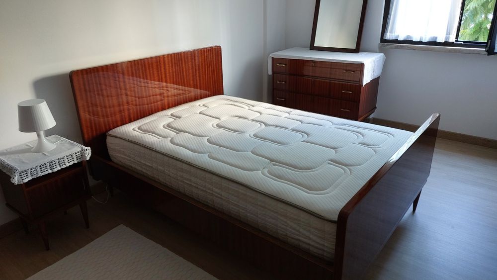 Cama vintage, colchão e mesas cabeceira