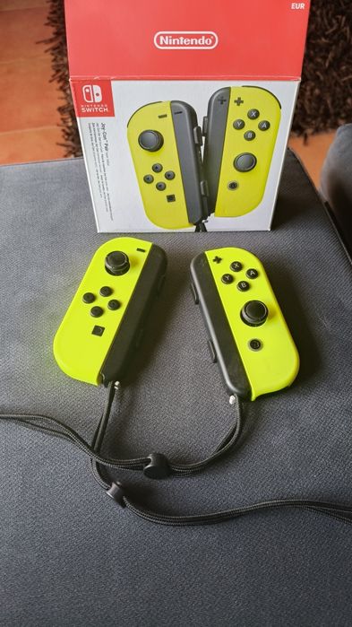Nintendo switch com 3 jogos e vários extras.