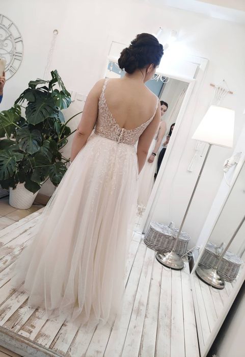 Suknia ślubna na ramiączkach