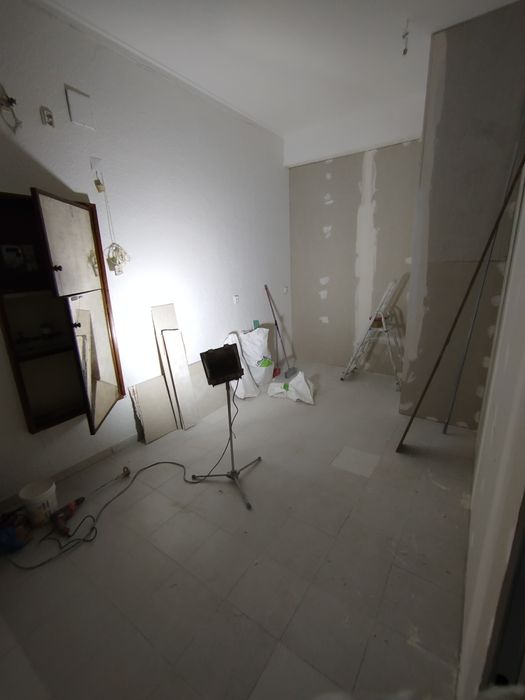 Armazém para alugar na Amadora/Brandoa. com 8m2, 10m2 e 20m2.  Com água e energia incluída.  Guardar ferramentas, móveis, trabalhos.  Apartir de 350€
