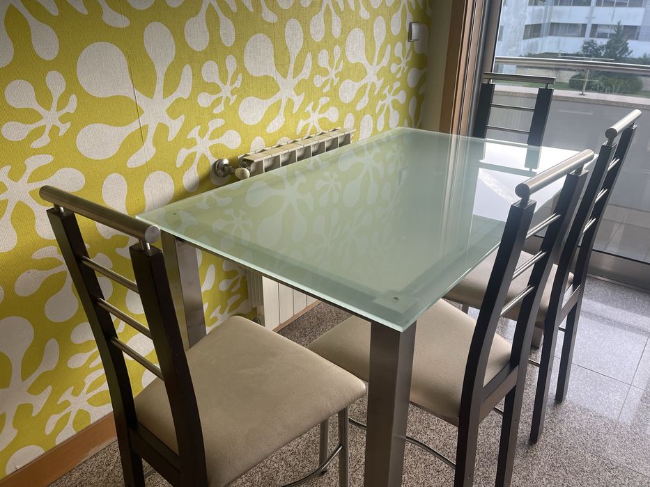 Mesa de vidro e aço escovado como nova c/ 4 cadeiras